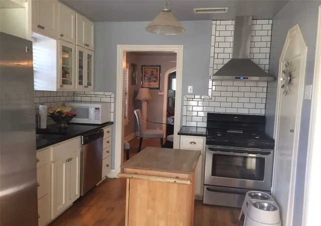 Photo 3 of Single family home for sale at 2546 Gladstone Dr, Dallas, TX 75211 | MLS# 21349234 | Listing updated on 2026-08-04