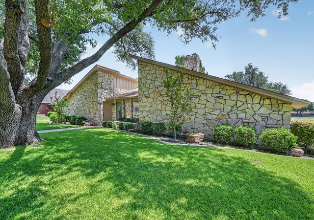 Photo 3 of Single family home for sale at 4001 Snow Creek Dr, Aledo, TX 76008 | MLS# 21348290 | Listing updated on 2026-09-22