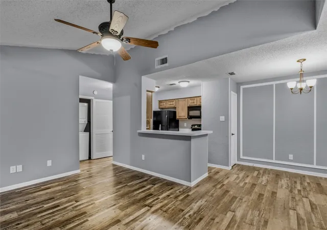 Listing Photo 4 - Condo for sale in building located at 1307 Willoughby Ln, Arlington, TX 76011 - Unit #5421