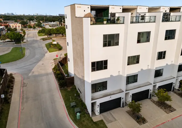 Photo 4 of Townhouse for sale at 4948 Blaynes Vw, The Colony, TX 75056 | MLS# 21319325 | Listing updated on 2026-08-14