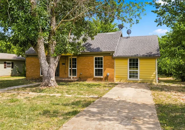 Photo 1 of Single family home for sale at 1126 W 7th St, Mc Gregor, TX 76657 | MLS# 21347239 | Listing updated on 2026-08-22