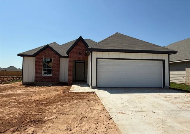Photo 1 of Sale Pending at 309 N Fork Ranch Rd, Waco, TX 76705 | MLS# 21349396 | Listing updated on 2026-08-28