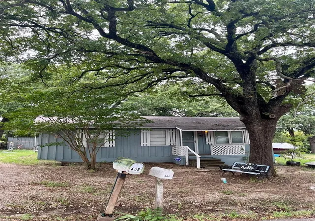 Photo 4 of Single family home for sale at 401, 405 Kenny Dr, Quinlan, TX 75474 | MLS# 21336811 | Listing updated on 2026-10-06