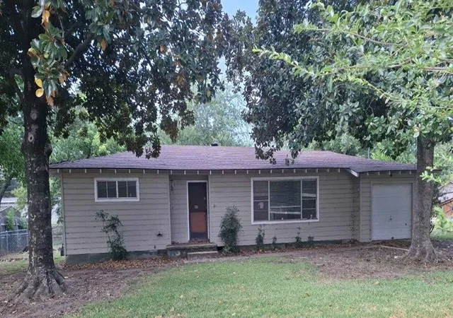 Photo 1 of Single family home for sale at 1100 Poe St, Azle, TX 76020 | MLS# 21349347 | Listing updated on 2026-08-04