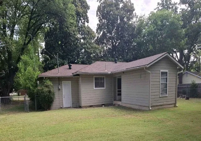 Photo 2 of Single family home for sale at 1100 Poe St, Azle, TX 76020 | MLS# 21349347 | Listing updated on 2026-08-04