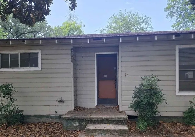 Photo 3 of Single family home for sale at 1100 Poe St, Azle, TX 76020 | MLS# 21349347 | Listing updated on 2026-08-04
