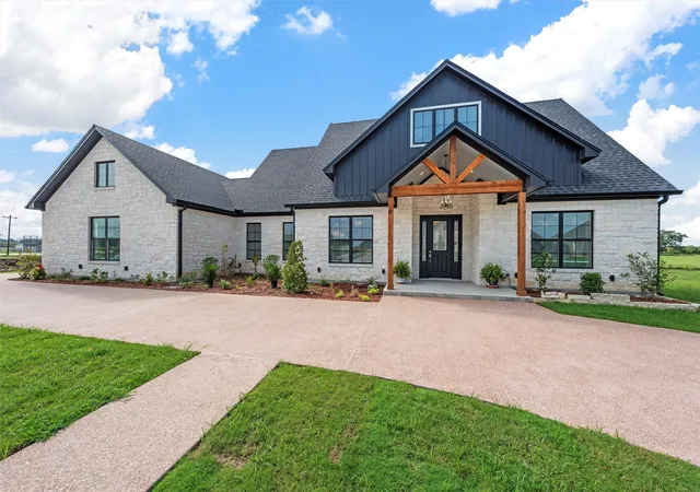 Photo 2 of Single family home for sale at 113 Water View Ln, Waco, TX 76706 | MLS# 21349452 | Listing updated on 2026-08-04