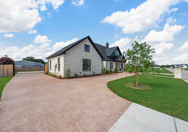 Photo 3 of Single family home for sale at 113 Water View Ln, Waco, TX 76706 | MLS# 21349452 | Listing updated on 2026-08-04
