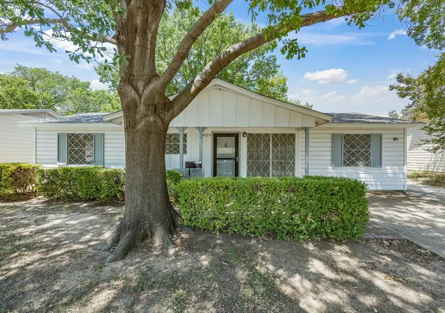 Photo 1 of Sale Pending at 3323 William Brewster Dr, Irving, TX 75062 | MLS# 21348842 | Listing updated on 2026-09-01