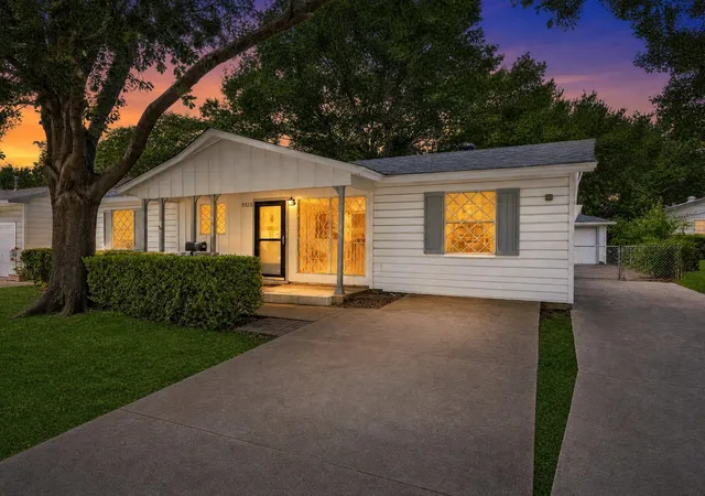 Photo 2 of Sale Pending at 3323 William Brewster Dr, Irving, TX 75062 | MLS# 21348842 | Listing updated on 2026-09-01