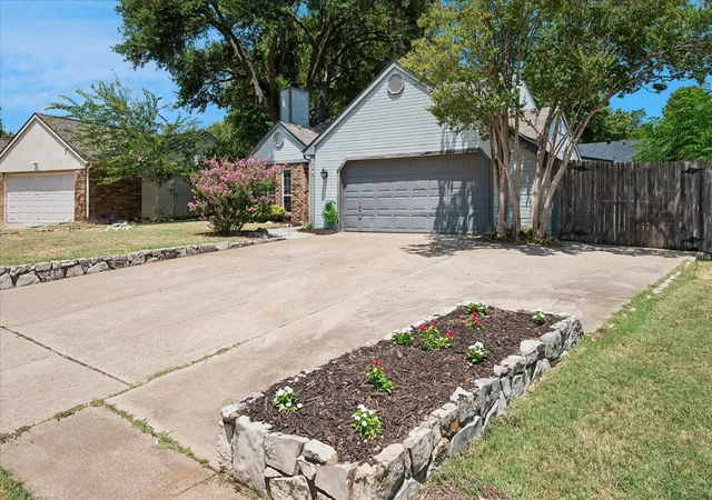 Photo 2 of Single family home for sale at 109 Clove Ln, Euless, TX 76039 | MLS# 21349530 | Listing updated on 2026-08-17