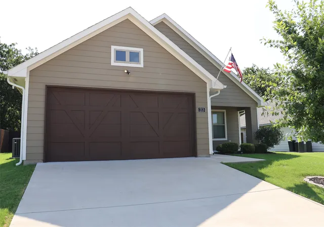 Photo 2 of Single family home for sale at 213 Clover Cir, Weatherford, TX 76086 | MLS# 21348685 | Listing updated on 2026-08-22
