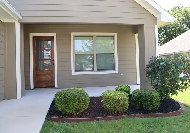 Photo 3 of Single family home for sale at 213 Clover Cir, Weatherford, TX 76086 | MLS# 21348685 | Listing updated on 2026-08-22