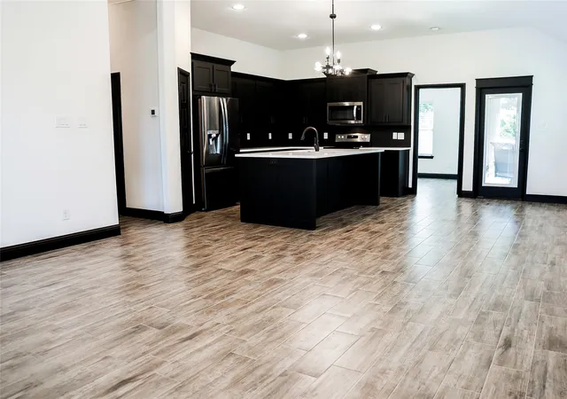 Photo 4 of Single family home for sale at 213 Clover Cir, Weatherford, TX 76086 | MLS# 21348685 | Listing updated on 2026-08-22