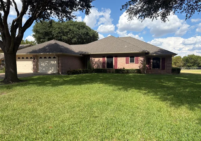 Photo 1 of Single family home for sale at 804 S Paris St, Ennis, TX 75119 | MLS# 21347566 | Listing updated on 2026-09-22