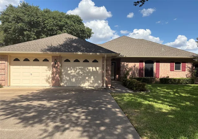 Photo 2 of Single family home for sale at 804 S Paris St, Ennis, TX 75119 | MLS# 21347566 | Listing updated on 2026-09-22
