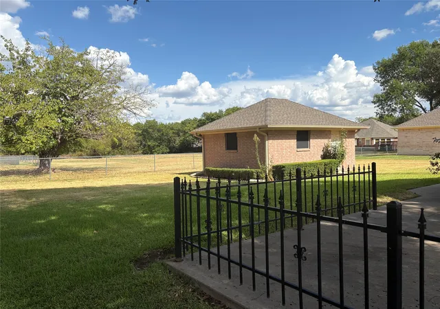 Photo 3 of Single family home for sale at 804 S Paris St, Ennis, TX 75119 | MLS# 21347566 | Listing updated on 2026-09-22
