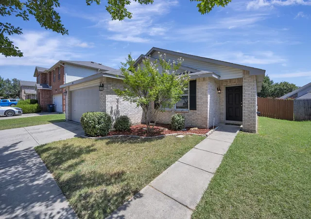 Photo 2 of Sale Pending at 1952 Copper Mountain Dr, Justin, TX 76247 | MLS# 21348128 | Listing updated on 2026-08-18