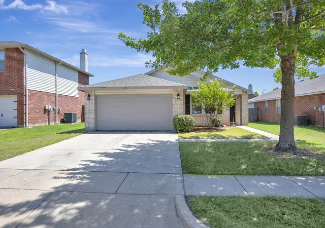 Photo 3 of Sale Pending at 1952 Copper Mountain Dr, Justin, TX 76247 | MLS# 21348128 | Listing updated on 2026-08-18