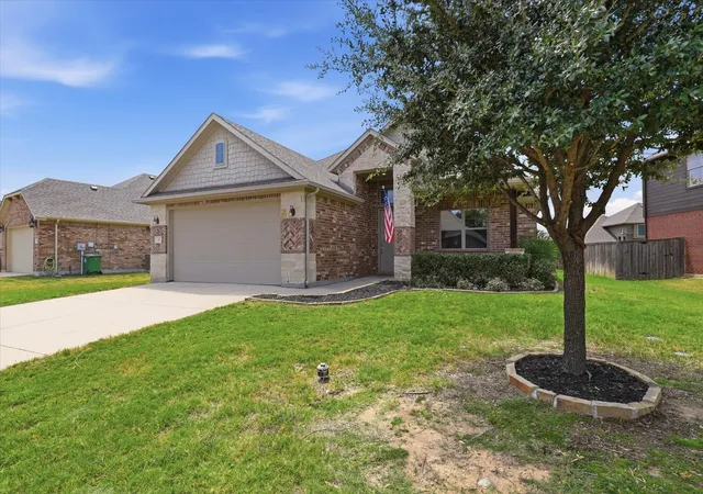Photo 3 of Single family home for sale at 11 Pleasant Vly, Sanger, TX 76266 | MLS# 21348356 | Listing updated on 2026-09-19