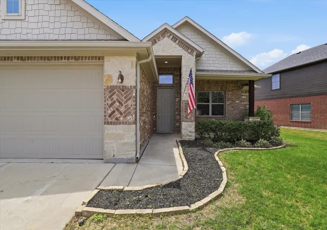 Photo 3 of Single family home for sale at 11 Pleasant Vly, Sanger, TX 76266 | MLS# 21348356 | Listing updated on 2026-09-19