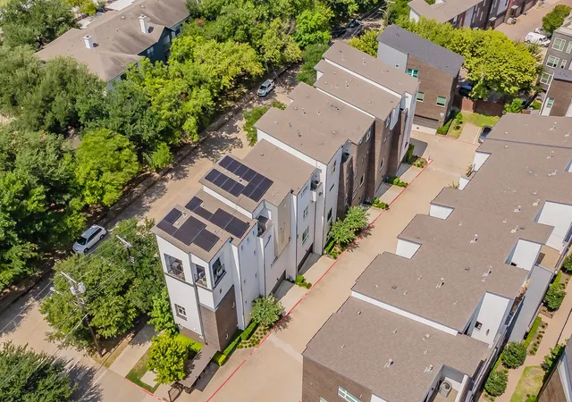 Photo 3 of Townhouse for sale at 381 E Greenbriar Ln #804, Dallas, TX 75203 | MLS# 21348874 | Listing updated on 2026-08-28