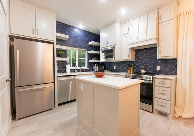 Photo 3 of House for sale at 305 Jefferson St, Arlington, TX 76012 | MLS# 21349749 | Listing updated on 2026-09-06