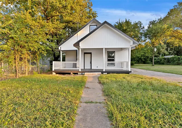 Photo 1 of Single family home for sale at 323 W Cherry St, Sherman, TX 75090 | MLS# 21349798 | Listing updated on 2026-09-17