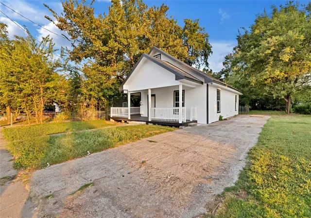 Photo 2 of Single family home for sale at 323 W Cherry St, Sherman, TX 75090 | MLS# 21349798 | Listing updated on 2026-09-17