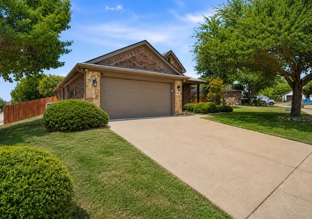 3rd image of 200 Jacinth Ln, Granbury, TX 76049 | MLS# 21349752