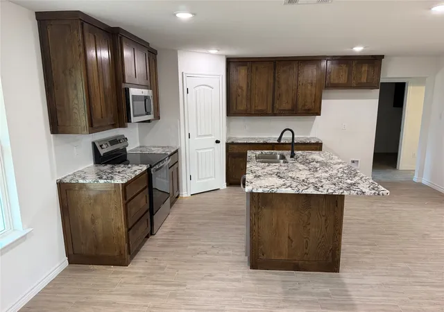 Photo 3 of Sale Pending at 1013 Virgil Court Court, Springtown, TX 76082 | MLS# 21349845 | Listing updated on 2026-09-30