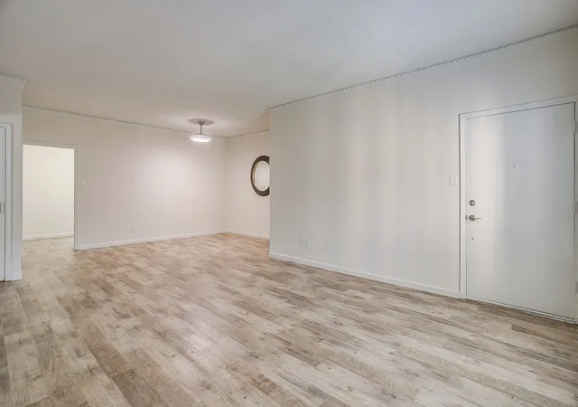 Listing Photo 5 - Condo for sale in building located at 4312 Bellaire Dr S, Fort Worth, TX 76109 - Unit #219