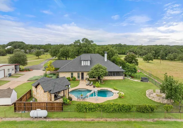 Photo 3 of Single family home for sale at 2560 Shady Oaks Cir, Glen Rose, TX 76043 | MLS# 21349296 | Listing updated on 2026-08-04