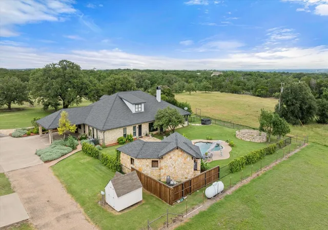 Photo 3 of Single family home for sale at 2560 Shady Oaks Cir, Glen Rose, TX 76043 | MLS# 21349296 | Listing updated on 2026-08-04