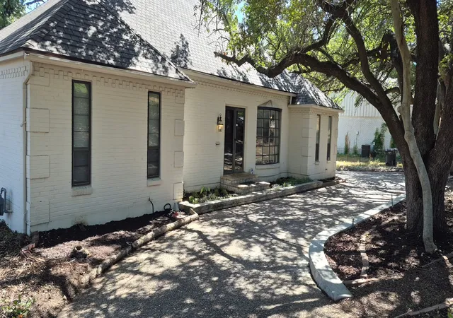 Photo 1 of Single family home for sale at 1909 Dakar Rd E, Fort Worth, TX 76116 | MLS# 21349086 | Listing updated on 2026-10-08