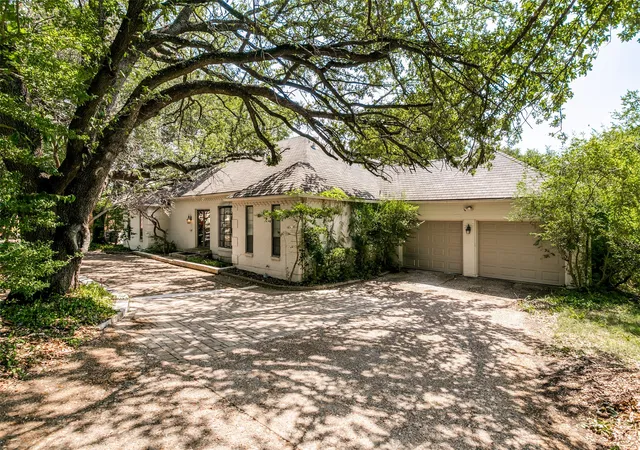 Photo 2 of Single family home for sale at 1909 Dakar Rd E, Fort Worth, TX 76116 | MLS# 21349086 | Listing updated on 2026-08-28
