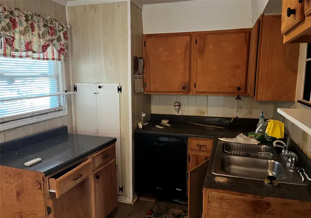 Photo 4 of Single family home for sale at 1005 Commerce Dr, Greenville, TX 75401 | MLS# 21348701 | Listing updated on 2026-09-24