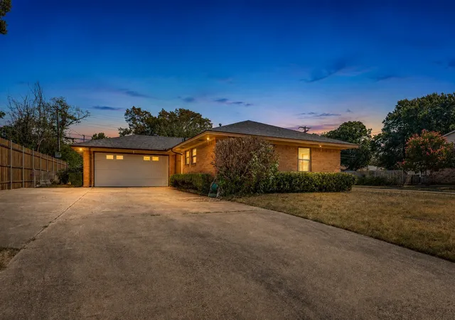 Photo 2 of Single family home for sale at 303 Merribrook Trl, Duncanville, TX 75116 | MLS# 21349836 | Listing updated on 2026-08-20