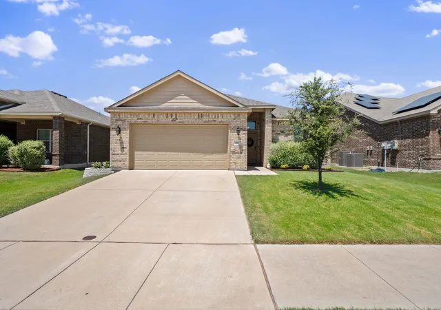 Photo 2 of Sale Pending at 312 Marble Creek Dr, Fort Worth, TX 76131 | MLS# 21349971 | Listing updated on 2026-08-27