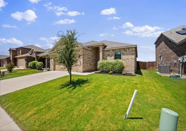 Photo 3 of Sale Pending at 312 Marble Creek Dr, Fort Worth, TX 76131 | MLS# 21349971 | Listing updated on 2026-08-27