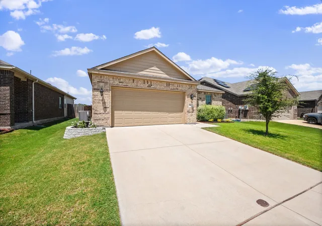 Photo 3 of Sale Pending at 312 Marble Creek Dr, Fort Worth, TX 76131 | MLS# 21349971 | Listing updated on 2026-08-27