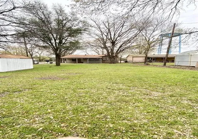 2nd image of 1505 Lynn St, Bonham, TX 75418 | MLS# 21349044