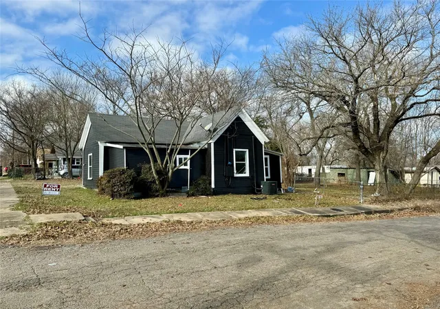 Photo 1 of Single family home for sale at 400 S 4th St, Bonham, TX 75418 | MLS# 21350006 | Listing updated on 2026-08-10
