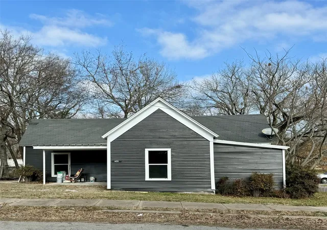 Photo 2 of Single family home for sale at 400 S 4th St, Bonham, TX 75418 | MLS# 21350006 | Listing updated on 2026-08-10