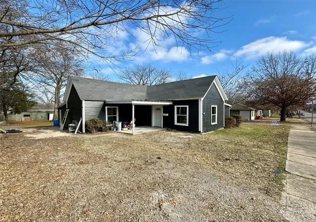 Photo 3 of Single family home for sale at 400 S 4th St, Bonham, TX 75418 | MLS# 21350006 | Listing updated on 2026-08-10