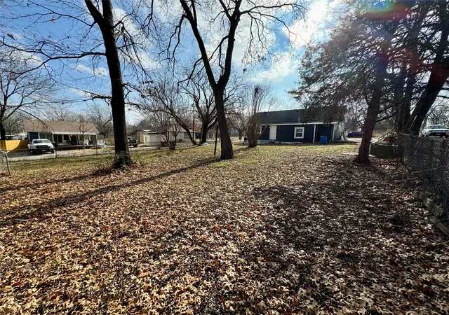 Photo 3 of Single family home for sale at 400 S 4Th St, Bonham, TX 75418 | MLS# 21350006 | Listing updated on 2026-08-10