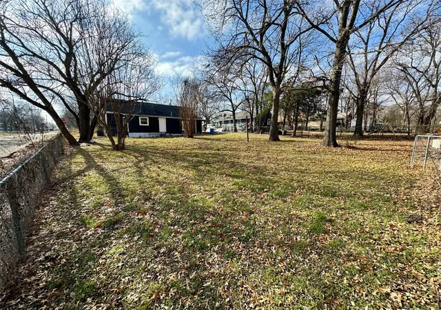 Photo 4 of Single family home for sale at 400 S 4Th St, Bonham, TX 75418 | MLS# 21350006 | Listing updated on 2026-08-10