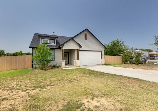Photo 3 of Single family home for sale at 310 Oakwood Ave, Jacksboro, TX 76458 | MLS# 21350039 | Listing updated on 2026-08-05