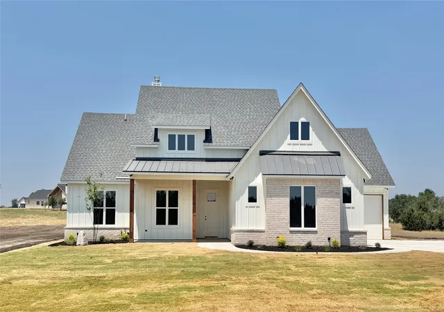 Photo 3 of Single family home for sale at 1021 Sabrina Ct, Weatherford, TX 76085 | MLS# 21349978 | Listing updated on 2026-09-24