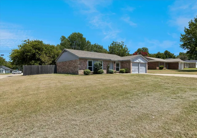 1st image of 401 S Walnut Creek Dr, Mansfield, TX 76063 | MLS# 21350075